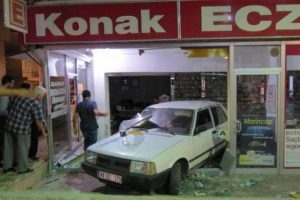 Otomobil eczaneye b&ouml;yle girdi