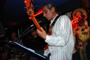Gitarist sahnede &ouml;ld&uuml;