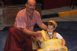 4 yaşındaki Ekinsu'nun dev pitonla dansı