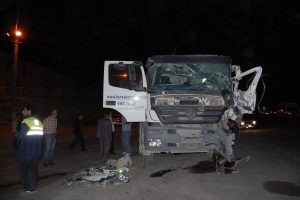 Beton mikseri ile bor y&uuml;kl&uuml; TIR &ccedil;arpıştı