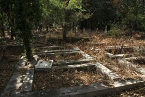 Ma&ccedil;ka mezarlığı kaybolmaya y&uuml;z tuttu