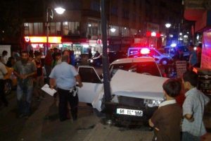 Otomobil kaldırıma &ccedil;ıktı