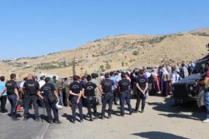 PKK mezarlığı a&ccedil;ılışına gitmek isteyenlere polis engeli