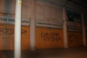 Beşiktaş taraftarlarından tahrik edici hareket