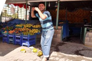 Manavdan tek kişilik eylem