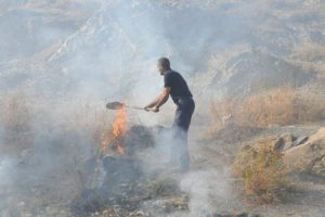 Gaz bombası mezarlığa d&uuml;şt&uuml; yangın &ccedil;ıktı