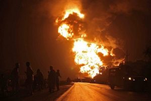 Pakistan'da NATO'ya yakıt taşıyan tankerlere saldırı