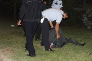 Polise tekme tokat saldırdı
