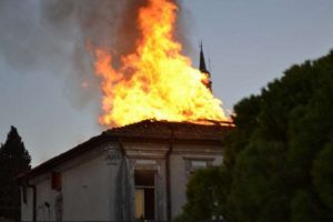 İzmir'de tarihi bina k&uuml;le d&ouml;nd&uuml;