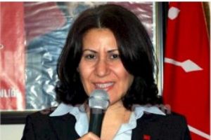 Sakine &Ouml;z &ccedil;ift&ccedil;inin yanında!