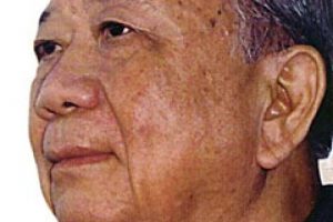 Eski kom&uuml;nist lider Chin Peng &ouml;ld&uuml;