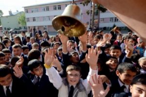 17 milyon &ouml;ğrenci i&ccedil;in ders zili &ccedil;aldı