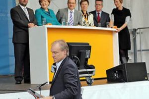 Merkel'in yanına drone d&uuml;şt&uuml;