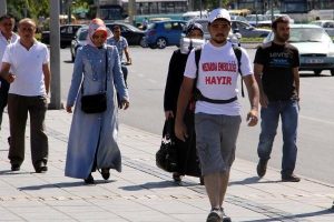 Emeklilik yaşını protesto i&ccedil;in Ankara'ya y&uuml;r&uuml;yor