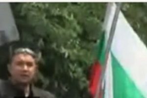 Bulgar holiganlar camilere saldırıyor