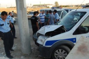 Polisler ş&uuml;pheli kovalarken kaza yaptı