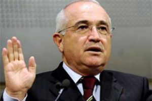 &Ccedil;i&ccedil;ek'ten '&ccedil;ok kanun &ccedil;ıkarıyoruz' itirafı