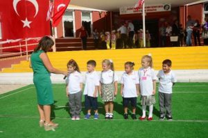Okulun ilk g&uuml;n&uuml; g&ouml;bek attılar