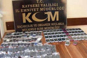 Polisten ka&ccedil;ak&ccedil;ılık operasyonları: 8 g&ouml;zaltı