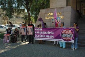Kendisiyle evlenmeyen kadını &ouml;ld&uuml;ren sanık hakim &ouml;n&uuml;nde