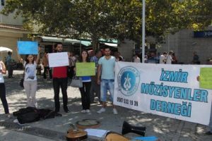 Atanamayan &ouml;ğretmenlerden eylem