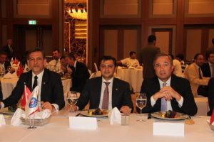 &Uuml;nl&uuml; iş adamı Akın'dan altın &ouml;ğ&uuml;tler