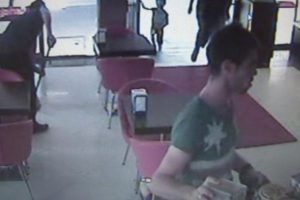 Pastaneden sadaka kutusunu &ccedil;aldı