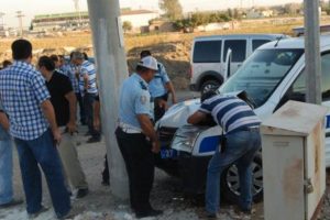 Ş&uuml;pheli kovalayan polisler kaza yaptı