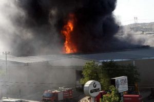 Fabrika alevlere teslim oldu