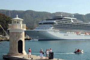 Kuşadası'na denizden turist akını