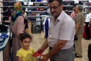 7 yaşındaki &ccedil;ocuk Suriyeli &ccedil;ocuklara yardım etti