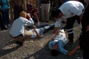 Motosiklet otob&uuml;s&uuml;n altında kaldı