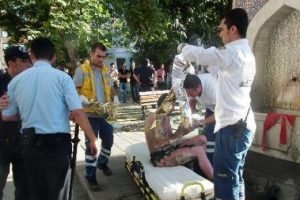 Şehrin g&ouml;beğinde kendini yaktı