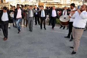 İş&ccedil;iler sendika değişikliğini halay &ccedil;ekerek kutladı