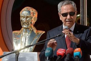 Torunuyla aynı sıraya oturdu