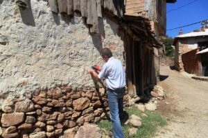 Toprak sıvalı evlerden numuneler alındı