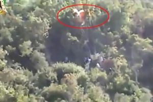 D&uuml;ş&uuml;r&uuml;len u&ccedil;ağın pilotu ağa&ccedil;ta asılı kalmış!