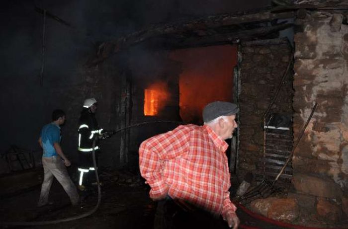Alevler iki evi k&uuml;le &ccedil;evirdi
