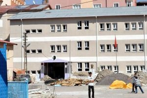 Okulda bitmeyen onarım velileri isyan ettirdi