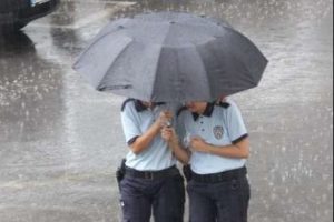 Adana'da yağmur hayatı olumsuz etkiledi