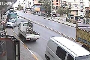 S&uuml;r&uuml;c&uuml;s&uuml;z kamyonet dehşeti