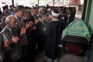 G&ouml;&ccedil;&uuml;kte &ouml;len madenci toprağa verildi