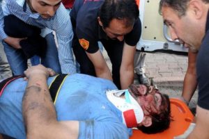 İş&ccedil;ilerin &uuml;zerine asans&ouml;r kabini d&uuml;şt&uuml;