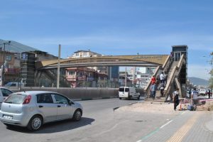 Bursa'da &uuml;st ge&ccedil;it yol ortasında kaldı, vatandaş isyan etti - &Ouml;ZEL HABER
