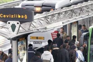 Metrob&uuml;s&uuml;n Cevizlibağ durağı hazır