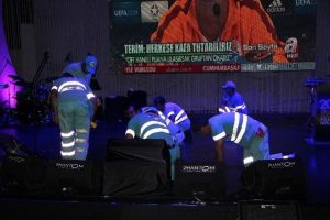 Temizlik iş&ccedil;ileri sahnenin tozunu aldı