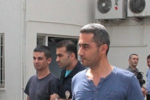 Polisin kamerasını alan g&ouml;stericiler yakalandı