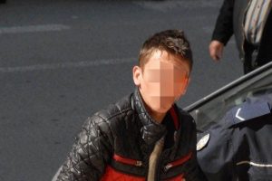 Polis aracına &ccedil;eki&ccedil; atan gen&ccedil; yakalandı