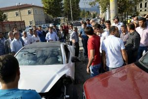 &Ccedil;arpışan otomobillerin arasında kaldılar