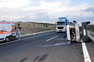 İş&ccedil;i minib&uuml;s&uuml; devrildi